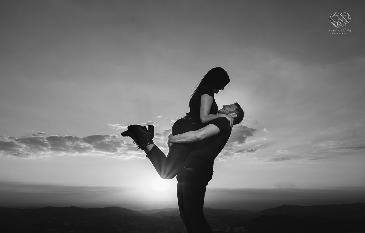 ensaio pre casamento pre wedding ensaio de casal feito em serra negra no mirante com um por do Sol dos sonhos casal romantico apaixonado fotografa nayara andrade de santos fotografa premiada