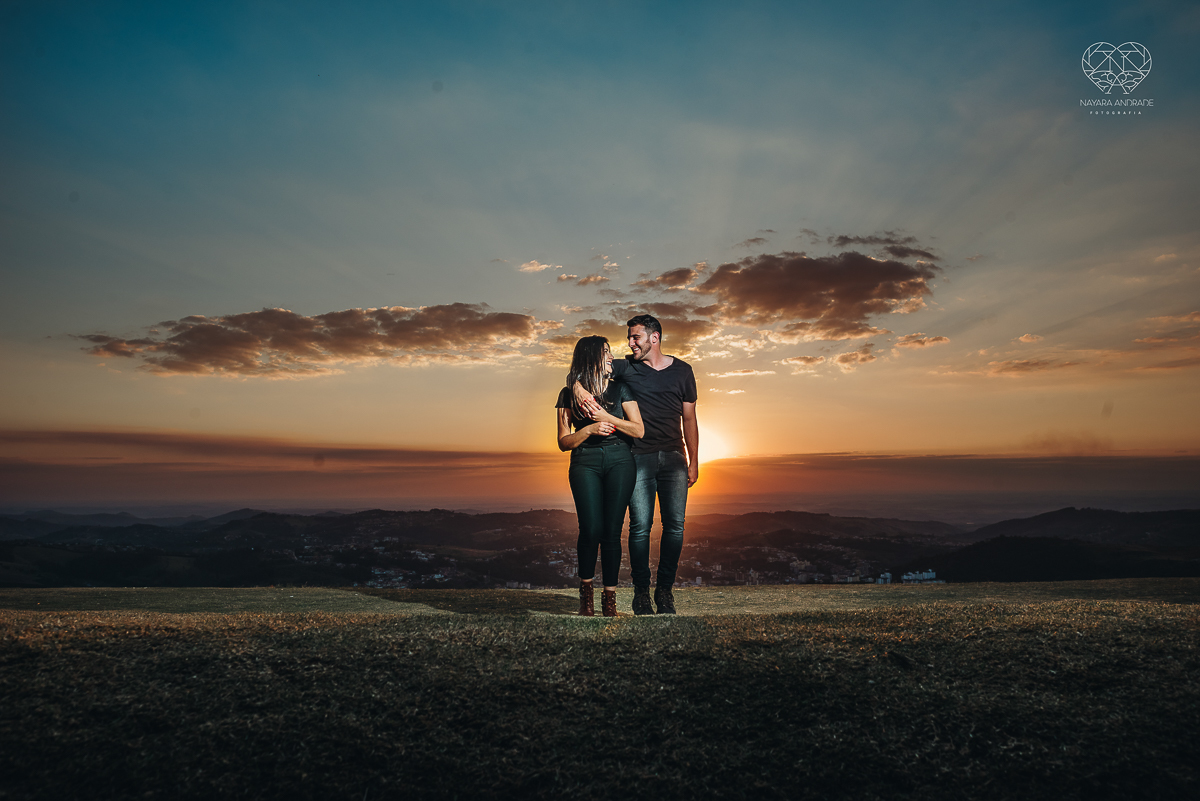 ensaio pre casamento pre wedding ensaio de casal feito em serra negra no mirante com um por do Sol dos sonhos casal romantico apaixonado fotografa nayara andrade de santos fotografa premiada