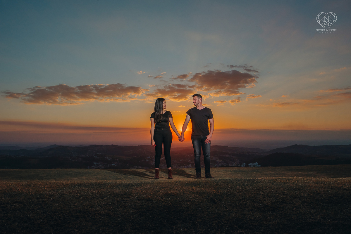 ensaio pre casamento pre wedding ensaio de casal feito em serra negra no mirante com um por do Sol dos sonhos casal romantico apaixonado fotografa nayara andrade de santos fotografa premiada