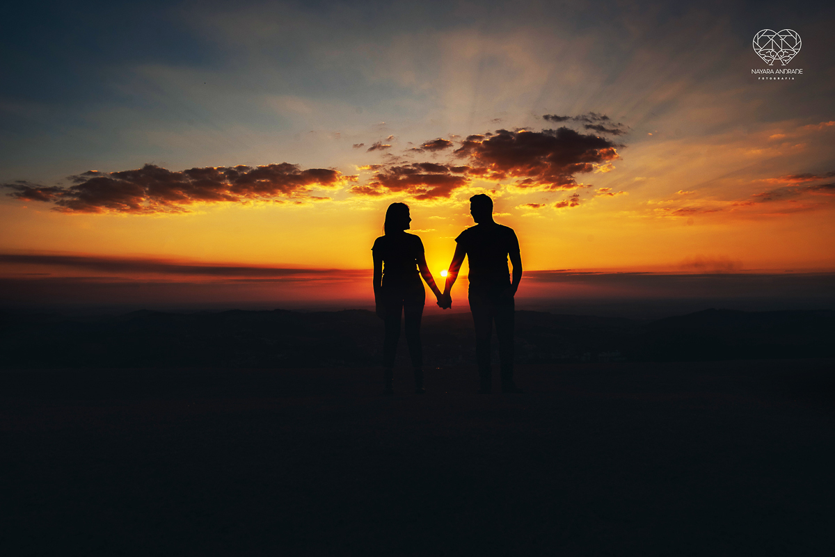 ensaio pre casamento pre wedding ensaio de casal feito em serra negra no mirante com um por do Sol dos sonhos casal romantico apaixonado fotografa nayara andrade de santos fotografa premiada