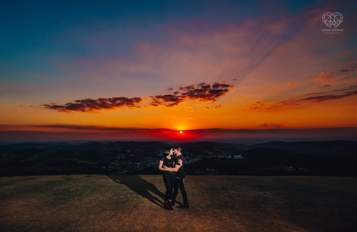 ensaio pre casamento pre wedding ensaio de casal feito em serra negra no mirante com um por do Sol dos sonhos casal romantico apaixonado fotografa nayara andrade de santos fotografa premiada