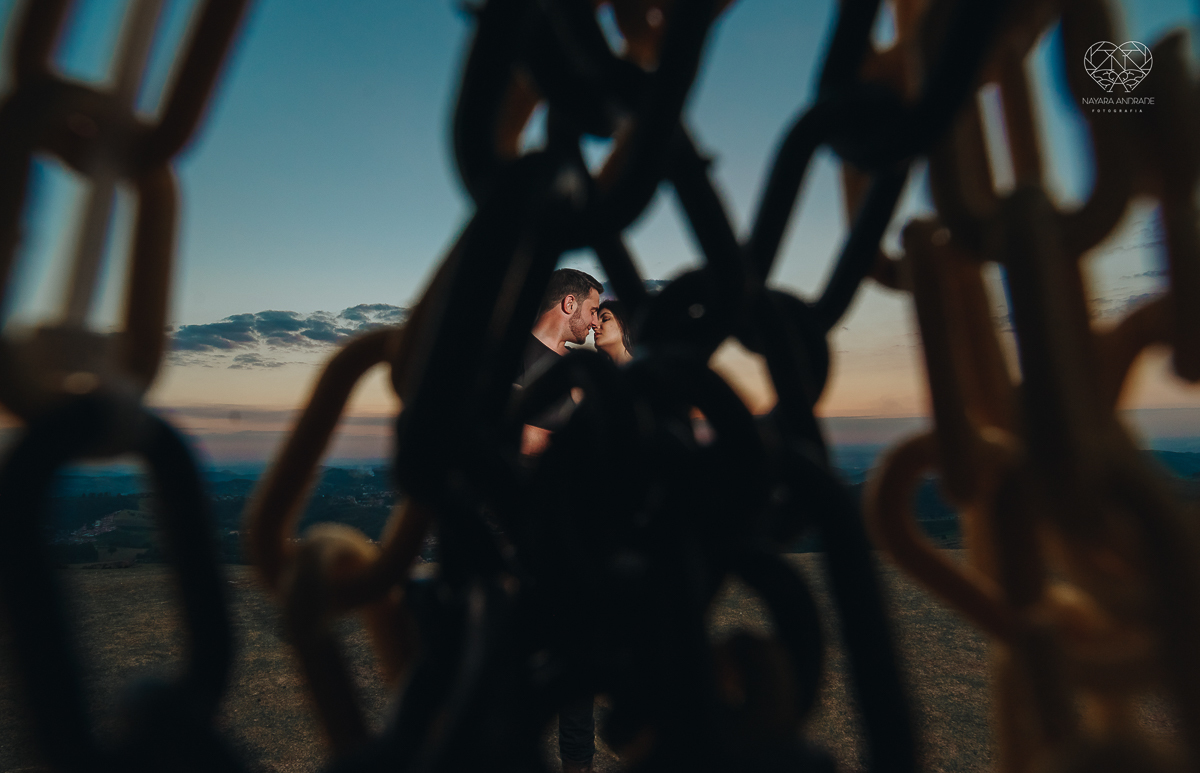 ensaio pre casamento pre wedding ensaio de casal feito em serra negra no mirante com um por do Sol dos sonhos casal romantico apaixonado fotografa nayara andrade de santos fotografa premiada