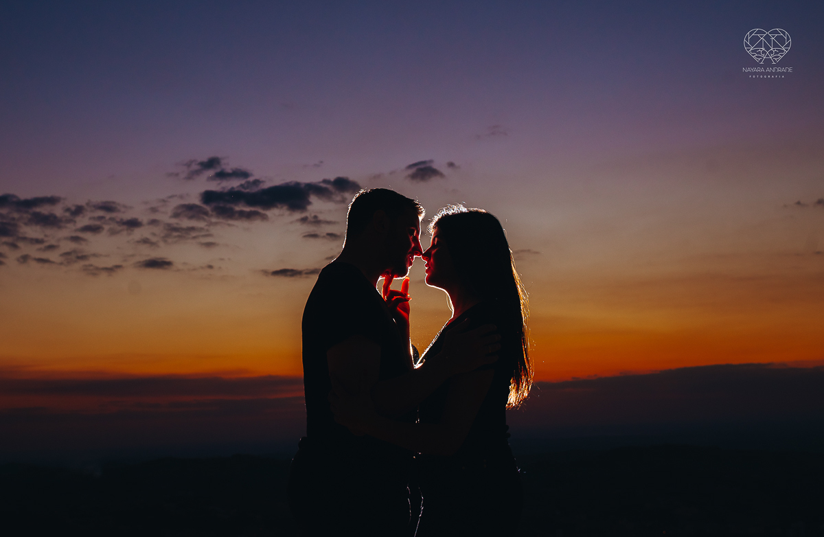 ensaio pre casamento pre wedding ensaio de casal feito em serra negra no mirante com um por do Sol dos sonhos casal romantico apaixonado fotografa nayara andrade de santos fotografa premiada