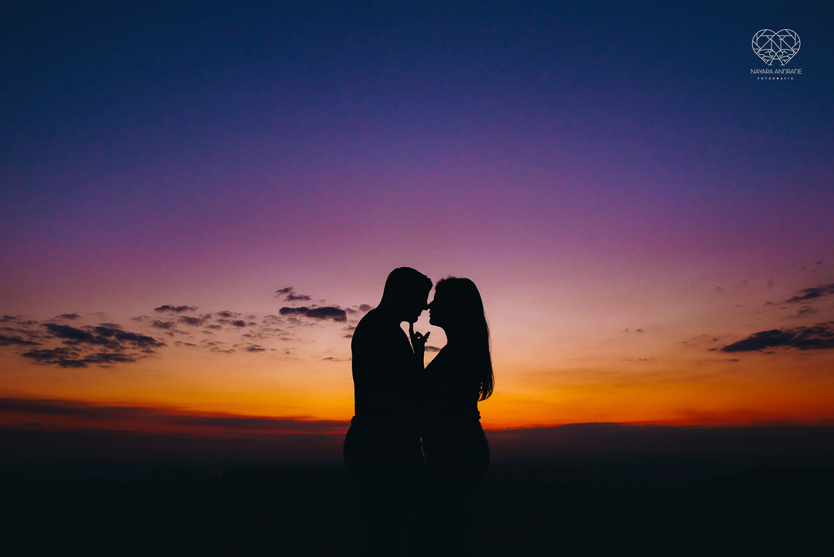 ensaio pre casamento pre wedding ensaio de casal feito em serra negra no mirante com um por do Sol dos sonhos casal romantico apaixonado fotografa nayara andrade de santos fotografa premiada
