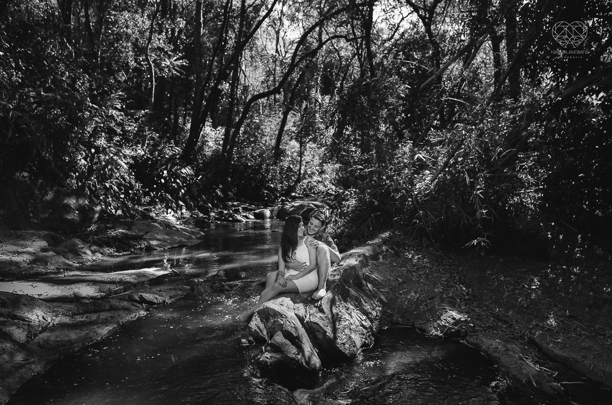 ensaio pre casamento pre wedding ensaio de casal feito em serra negra no mirante com um por do Sol dos sonhos casal romantico apaixonado fotografa nayara andrade de santos fotografa premiada