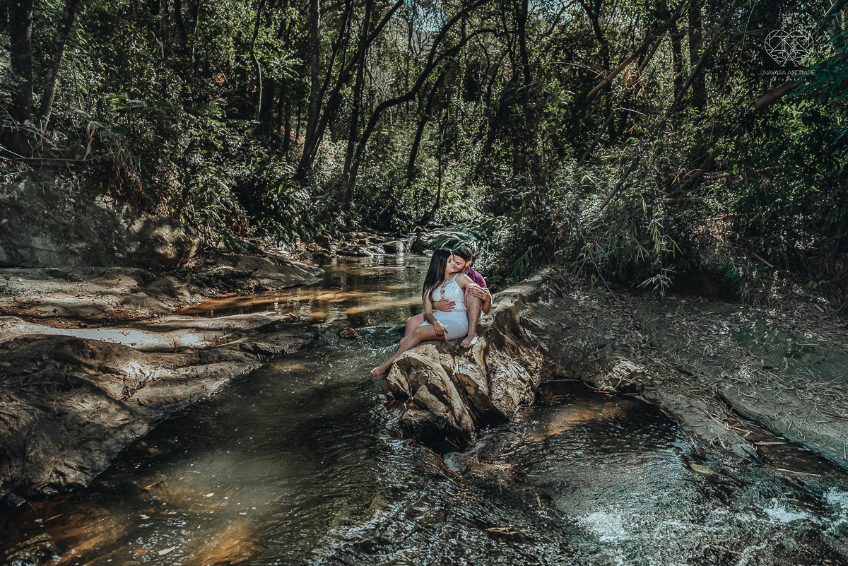ensaio pre casamento pre wedding ensaio de casal feito em serra negra no mirante com um por do Sol dos sonhos casal romantico apaixonado fotografa nayara andrade de santos fotografa premiada