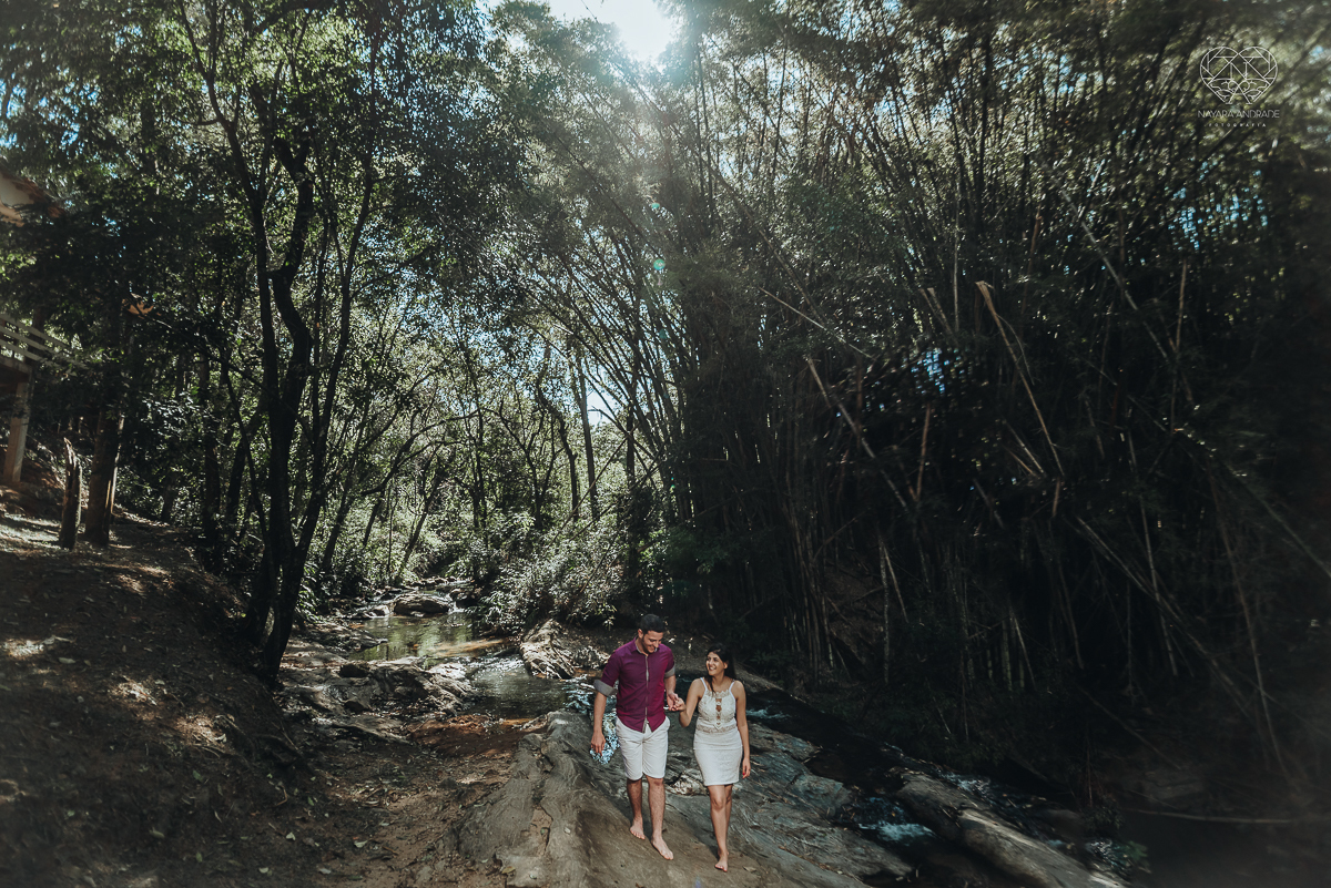ensaio pre casamento pre wedding ensaio de casal feito em serra negra no mirante com um por do Sol dos sonhos casal romantico apaixonado fotografa nayara andrade de santos fotografa premiada
