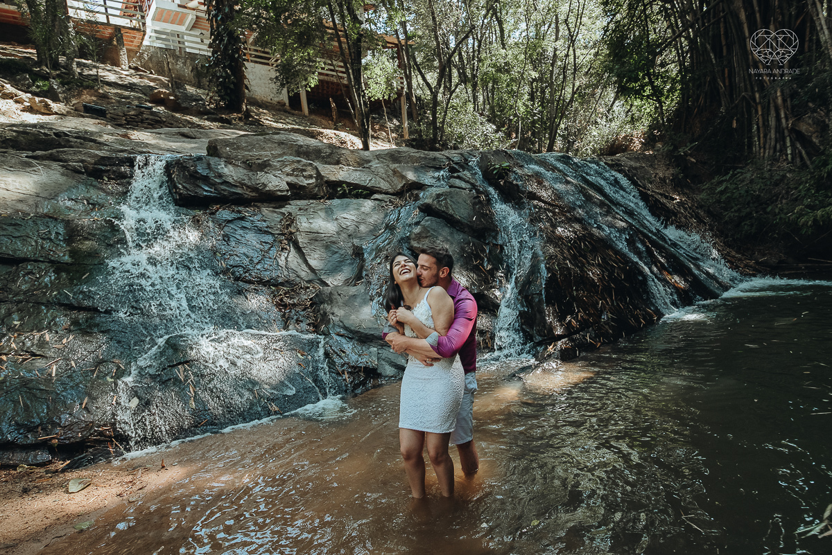 ensaio pre casamento pre wedding ensaio de casal feito em serra negra no mirante com um por do Sol dos sonhos casal romantico apaixonado fotografa nayara andrade de santos fotografa premiada
