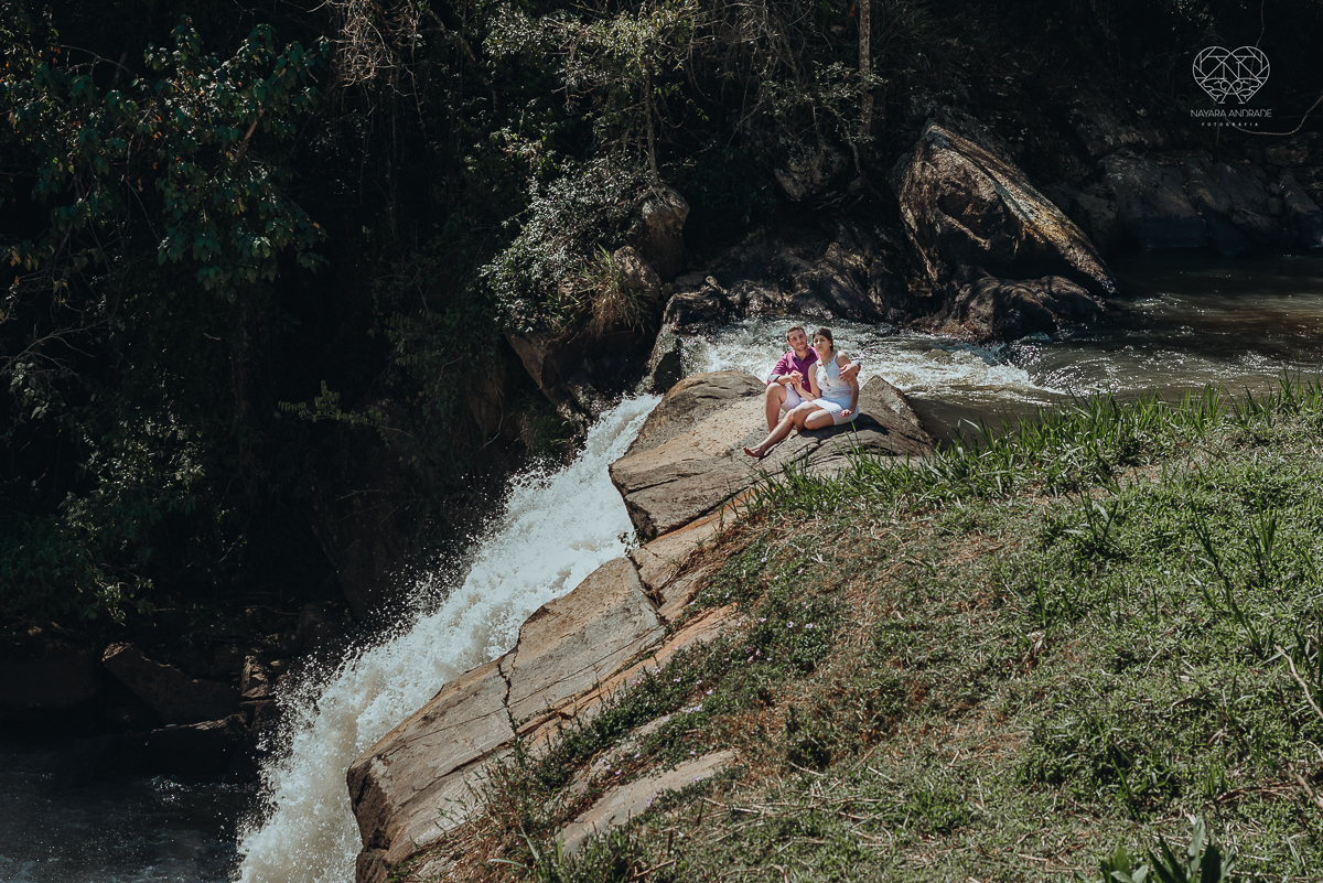 ensaio pre casamento pre wedding ensaio de casal feito em serra negra no mirante com um por do Sol dos sonhos casal romantico apaixonado fotografa nayara andrade de santos fotografa premiada