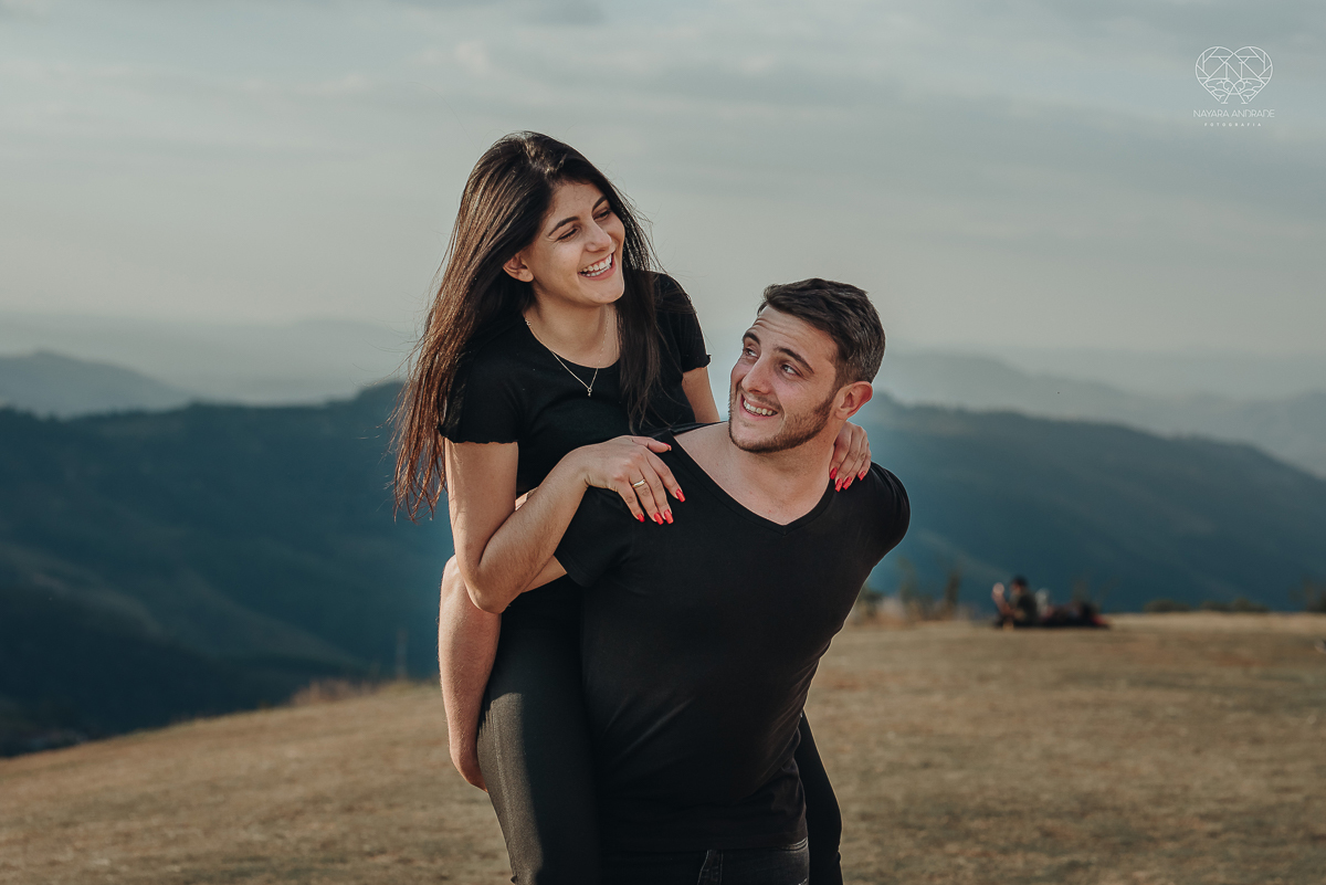 ensaio pre casamento pre wedding ensaio de casal feito em serra negra no mirante com um por do Sol dos sonhos casal romantico apaixonado fotografa nayara andrade de santos fotografa premiada