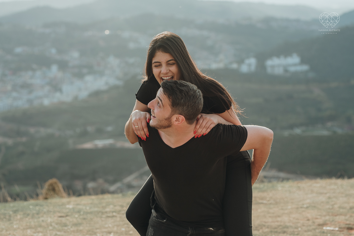 ensaio pre casamento pre wedding ensaio de casal feito em serra negra no mirante com um por do Sol dos sonhos casal romantico apaixonado fotografa nayara andrade de santos fotografa premiada