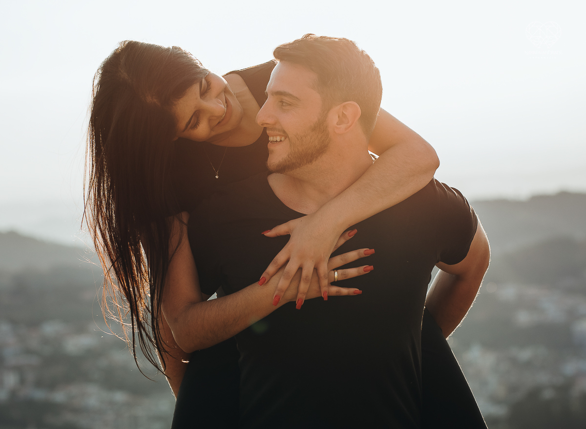 ensaio pre casamento pre wedding ensaio de casal feito em serra negra no mirante com um por do Sol dos sonhos casal romantico apaixonado fotografa nayara andrade de santos fotografa premiada