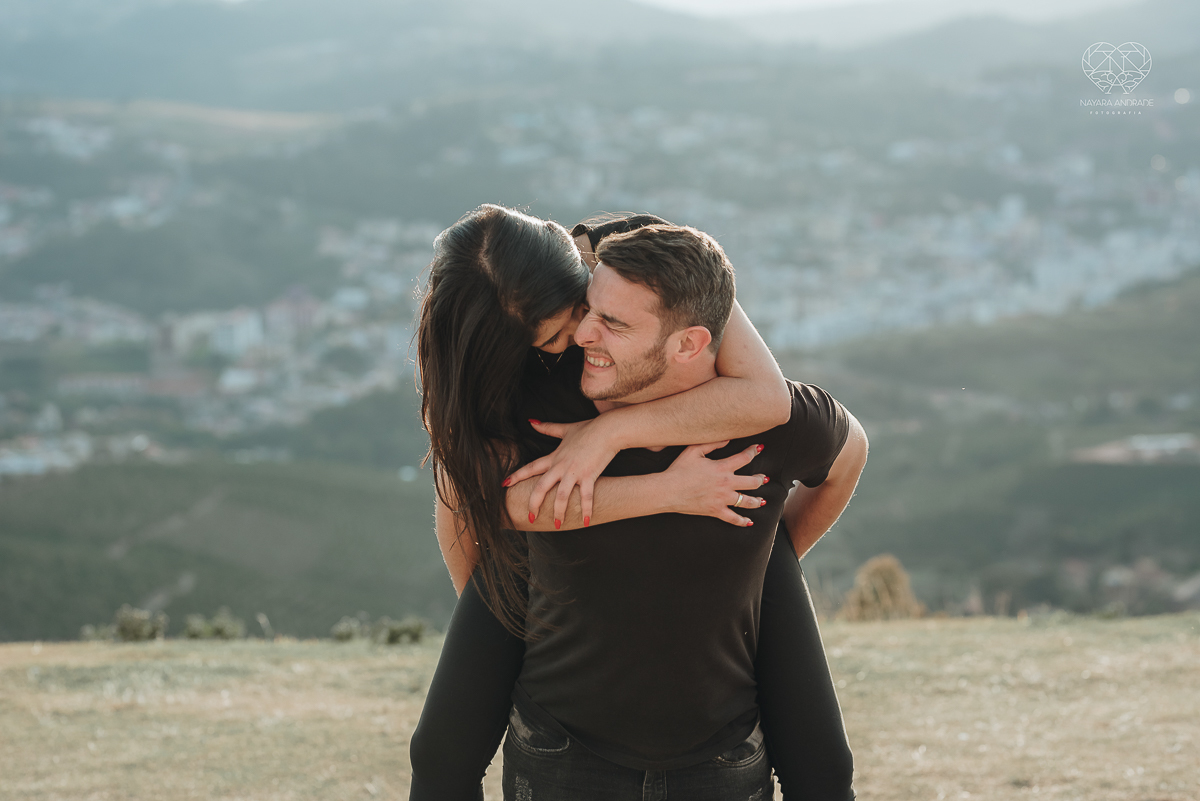 ensaio pre casamento pre wedding ensaio de casal feito em serra negra no mirante com um por do Sol dos sonhos casal romantico apaixonado fotografa nayara andrade de santos fotografa premiada