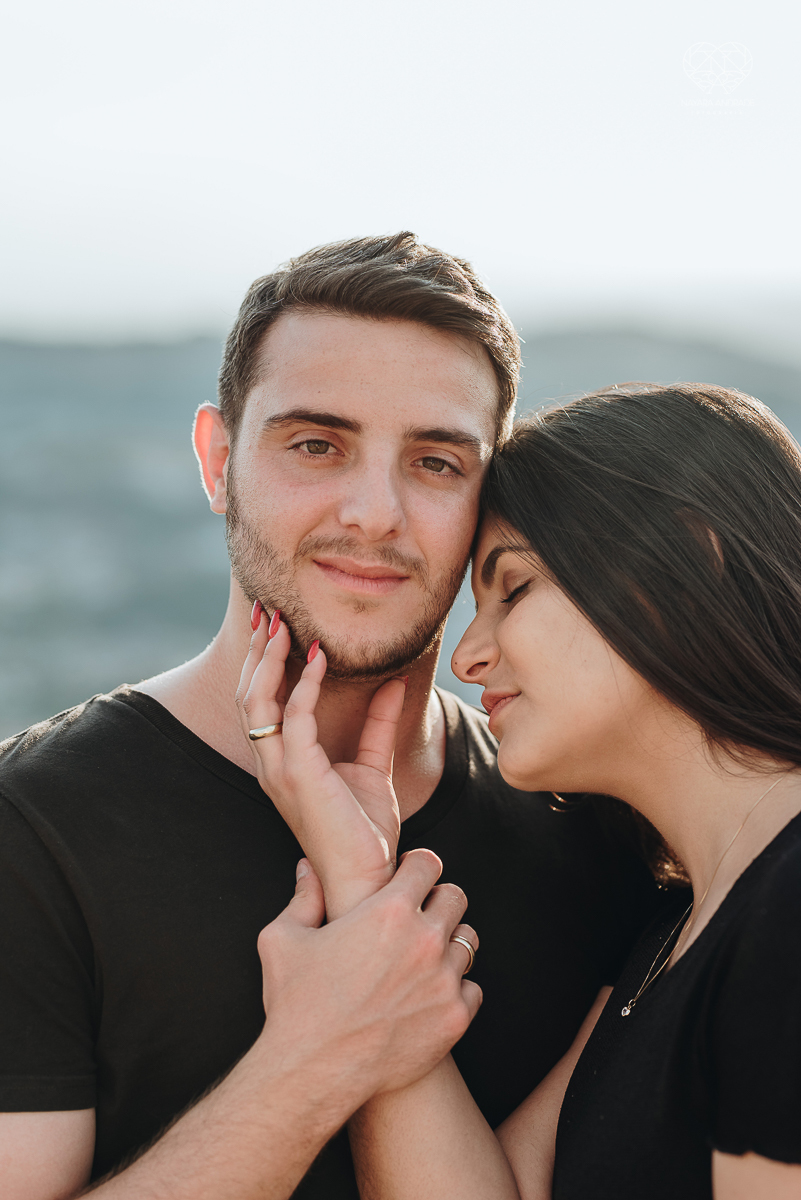 ensaio pre casamento pre wedding ensaio de casal feito em serra negra no mirante com um por do Sol dos sonhos casal romantico apaixonado fotografa nayara andrade de santos fotografa premiada