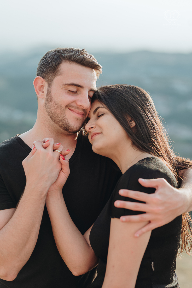 ensaio pre casamento pre wedding ensaio de casal feito em serra negra no mirante com um por do Sol dos sonhos casal romantico apaixonado fotografa nayara andrade de santos fotografa premiada