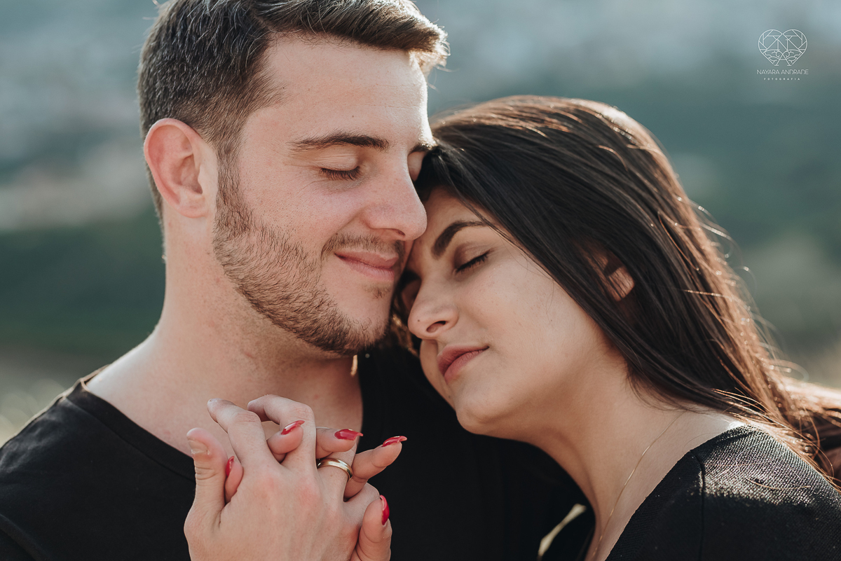 ensaio pre casamento pre wedding ensaio de casal feito em serra negra no mirante com um por do Sol dos sonhos casal romantico apaixonado fotografa nayara andrade de santos fotografa premiada