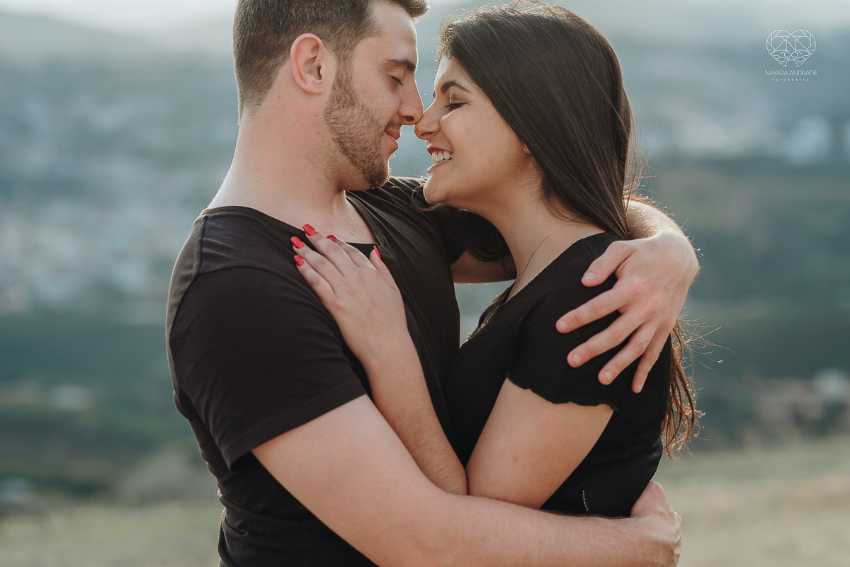 ensaio pre casamento pre wedding ensaio de casal feito em serra negra no mirante com um por do Sol dos sonhos casal romantico apaixonado fotografa nayara andrade de santos fotografa premiada