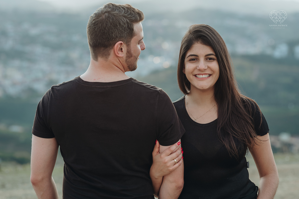 ensaio pre casamento pre wedding ensaio de casal feito em serra negra no mirante com um por do Sol dos sonhos casal romantico apaixonado fotografa nayara andrade de santos fotografa premiada