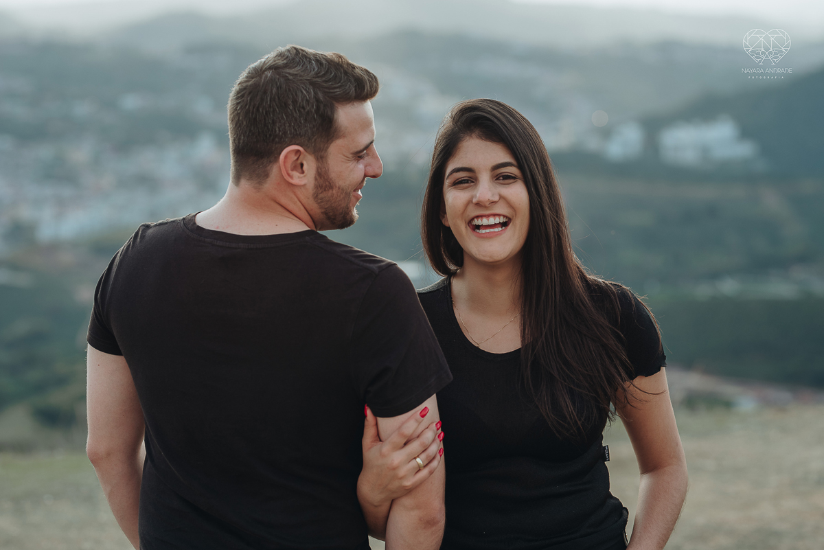 ensaio pre casamento pre wedding ensaio de casal feito em serra negra no mirante com um por do Sol dos sonhos casal romantico apaixonado fotografa nayara andrade de santos fotografa premiada