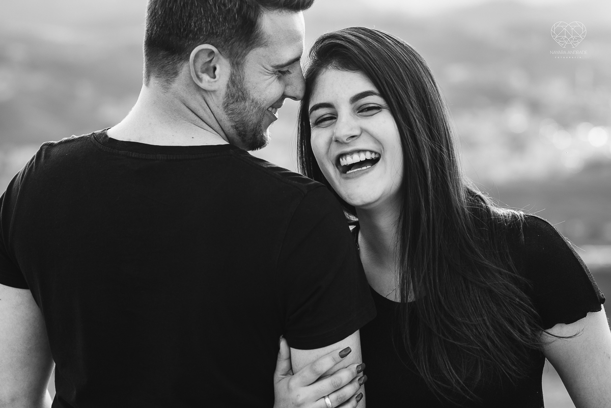 ensaio pre casamento pre wedding ensaio de casal feito em serra negra no mirante com um por do Sol dos sonhos casal romantico apaixonado fotografa nayara andrade de santos fotografa premiada