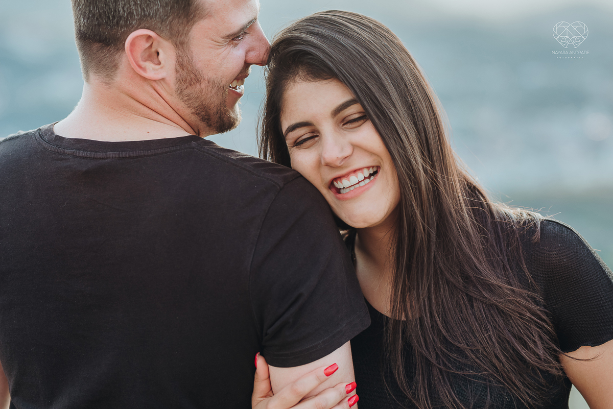 ensaio pre casamento pre wedding ensaio de casal feito em serra negra no mirante com um por do Sol dos sonhos casal romantico apaixonado fotografa nayara andrade de santos fotografa premiada