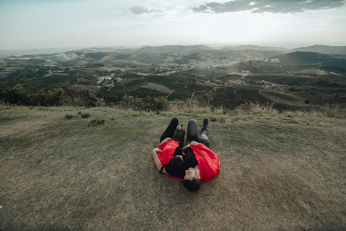 ensaio pre casamento pre wedding ensaio de casal feito em serra negra no mirante com um por do Sol dos sonhos casal romantico apaixonado fotografa nayara andrade de santos fotografa premiada