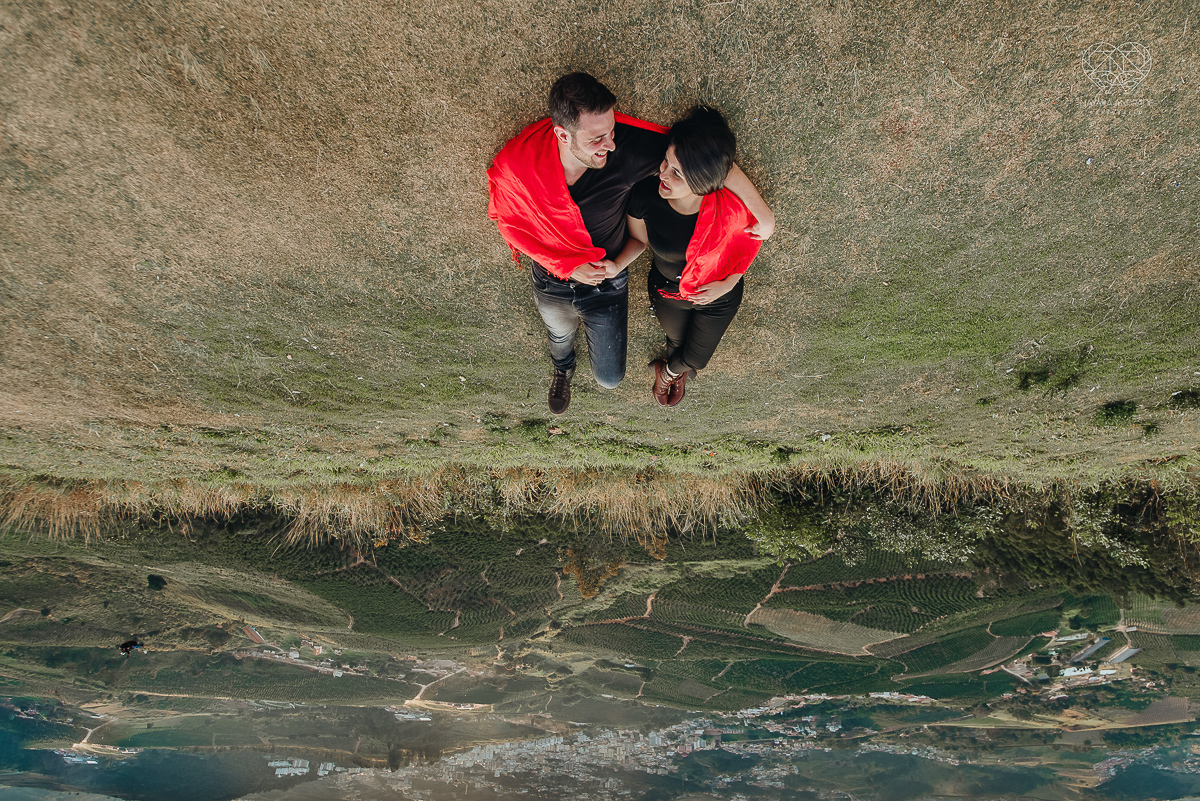 ensaio pre casamento pre wedding ensaio de casal feito em serra negra no mirante com um por do Sol dos sonhos casal romantico apaixonado fotografa nayara andrade de santos fotografa premiada