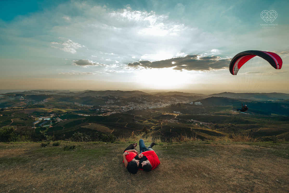 ensaio pre casamento pre wedding ensaio de casal feito em serra negra no mirante com um por do Sol dos sonhos casal romantico apaixonado fotografa nayara andrade de santos fotografa premiada