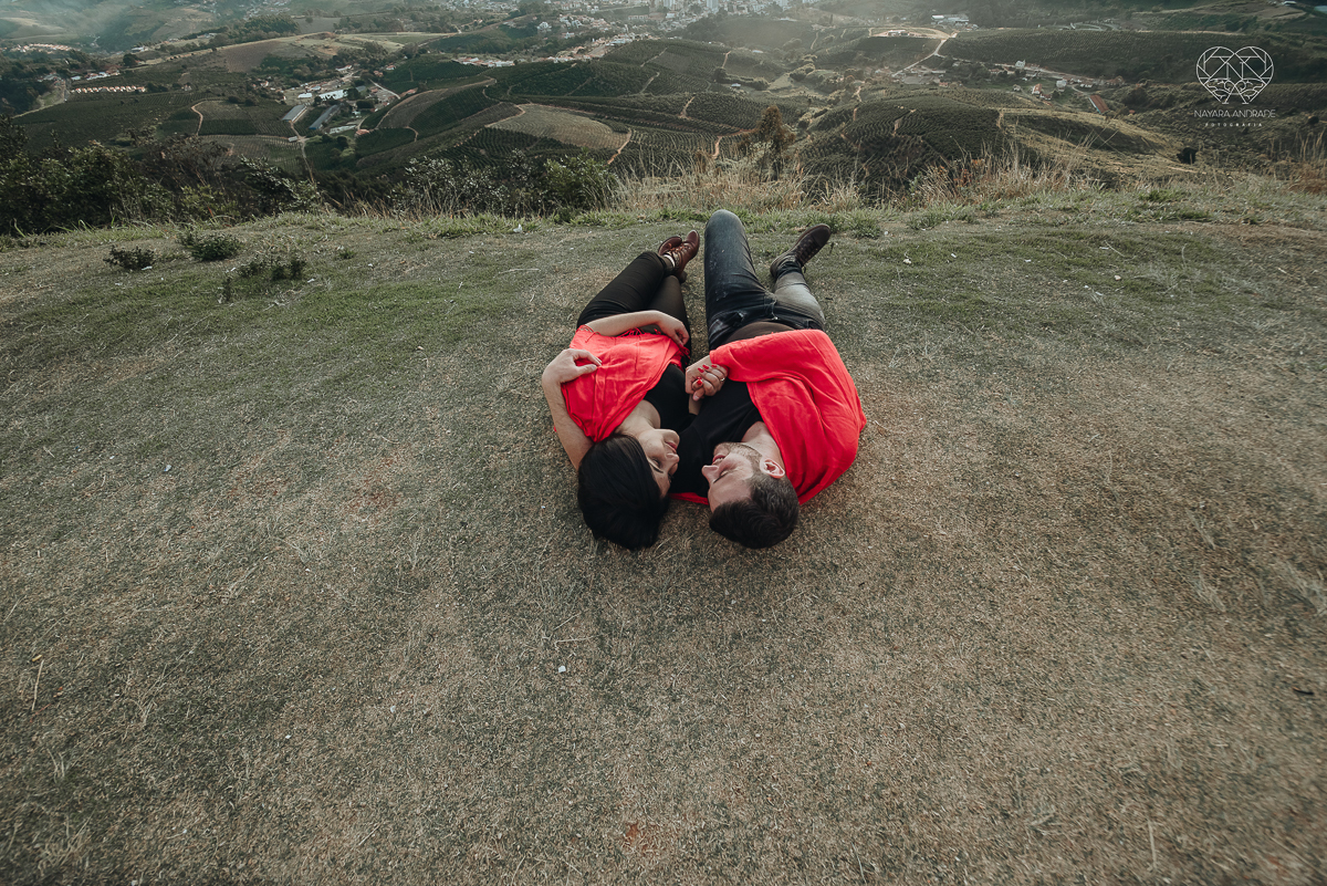 ensaio pre casamento pre wedding ensaio de casal feito em serra negra no mirante com um por do Sol dos sonhos casal romantico apaixonado fotografa nayara andrade de santos fotografa premiada