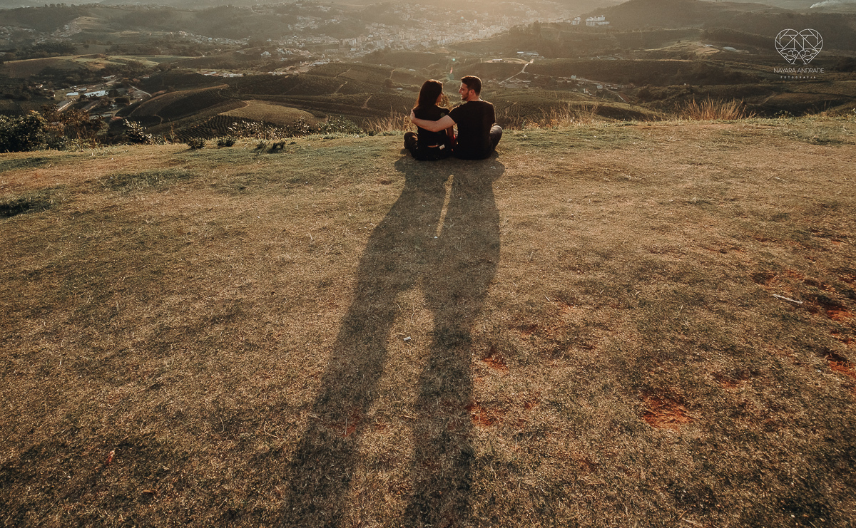 ensaio pre casamento pre wedding ensaio de casal feito em serra negra no mirante com um por do Sol dos sonhos casal romantico apaixonado fotografa nayara andrade de santos fotografa premiada