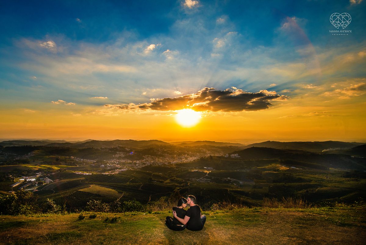ensaio pre casamento pre wedding ensaio de casal feito em serra negra no mirante com um por do Sol dos sonhos casal romantico apaixonado fotografa nayara andrade de santos fotografa premiada