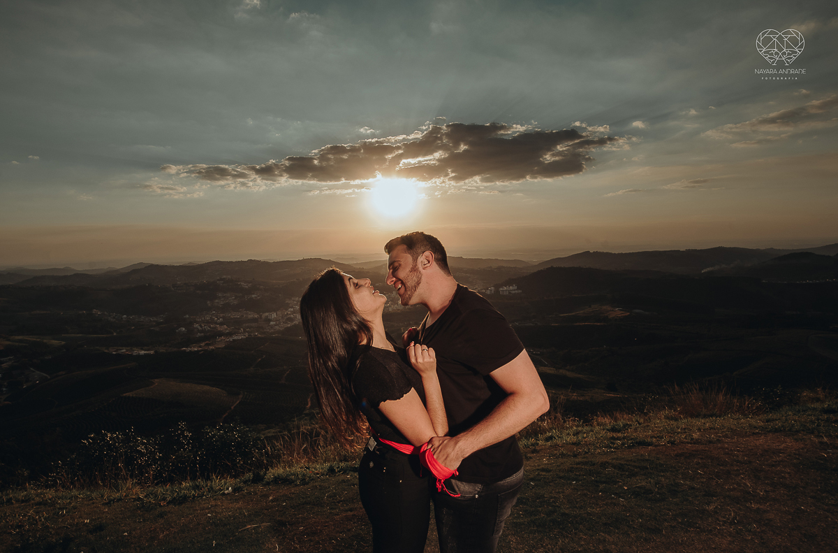 ensaio pre casamento pre wedding ensaio de casal feito em serra negra no mirante com um por do Sol dos sonhos casal romantico apaixonado fotografa nayara andrade de santos fotografa premiada