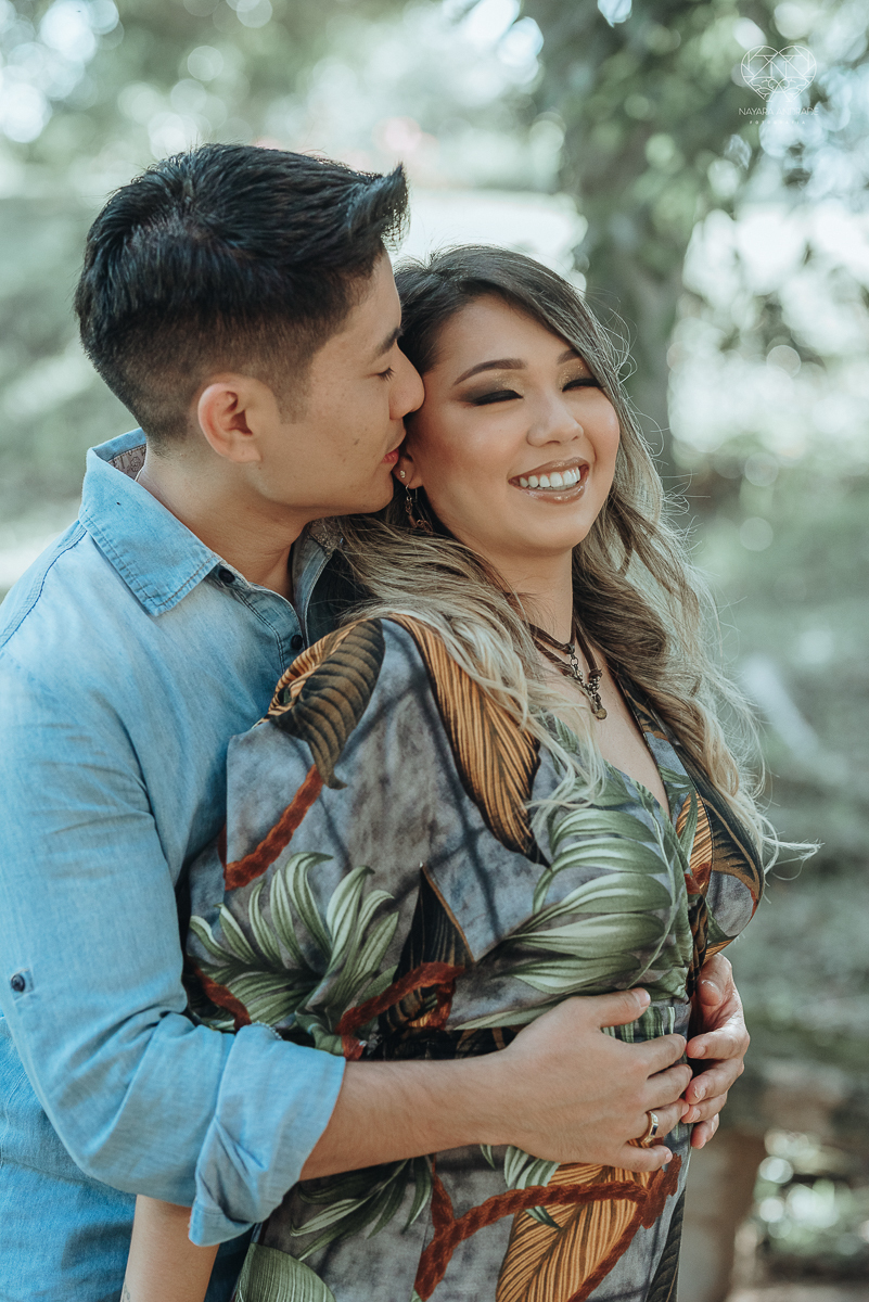 Ensaio pre wedding de casal japones niponico feito em itariri em sao paulo pela fotografa premiada nayara andrade. Noivo de camisa jeans e noiva de roupa florida