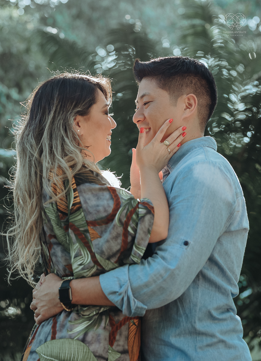 Ensaio pre wedding de casal japones niponico feito em itariri em sao paulo pela fotografa premiada nayara andrade. Noivo de camisa jeans e noiva de roupa florida