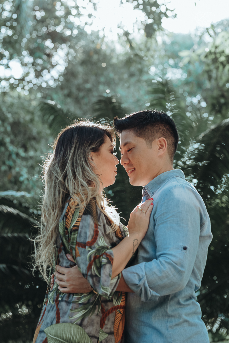 Ensaio pre wedding de casal japones niponico feito em itariri em sao paulo pela fotografa premiada nayara andrade. Noivo de camisa jeans e noiva de roupa florida