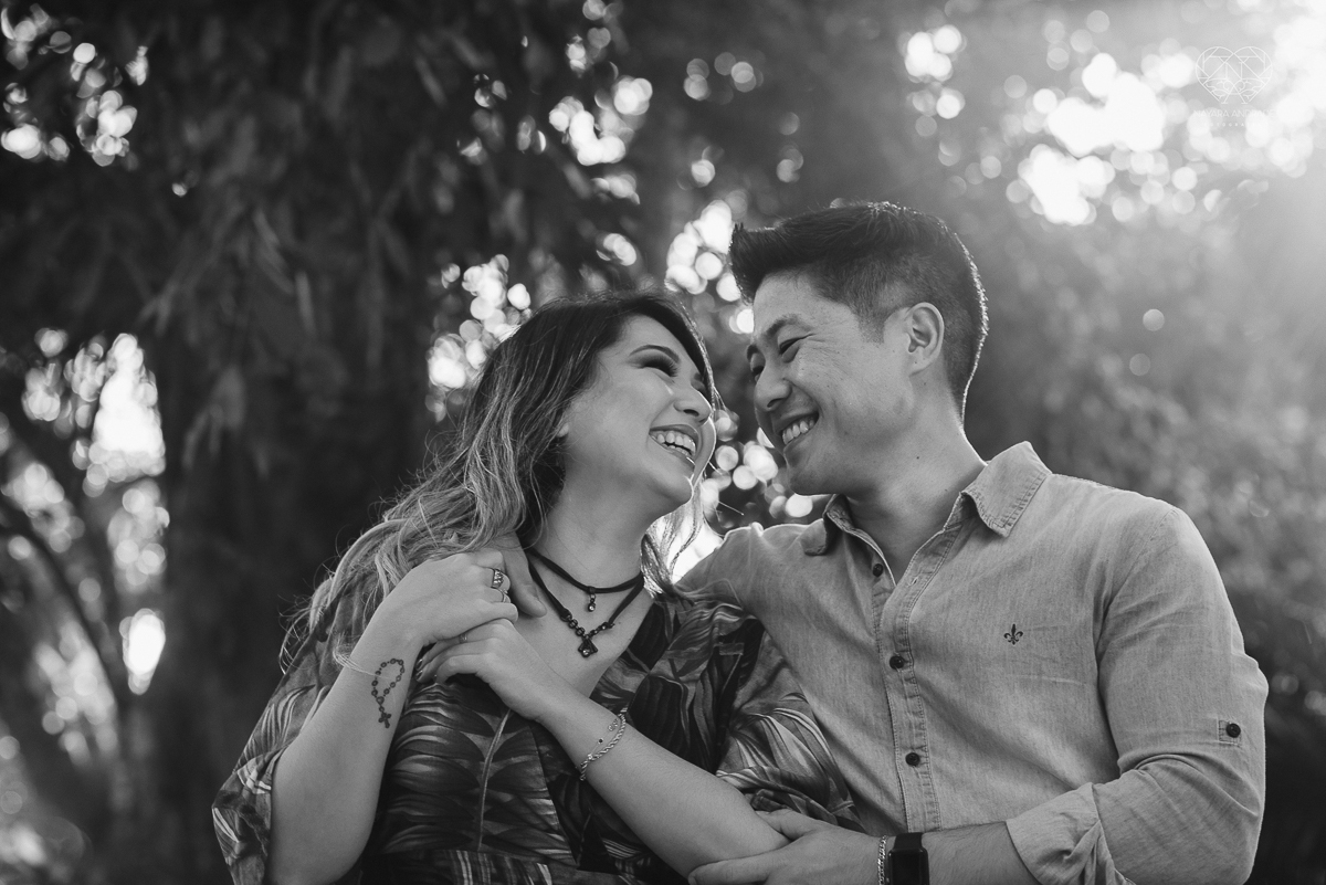Ensaio pre wedding de casal japones niponico feito em itariri em sao paulo pela fotografa premiada nayara andrade. Noivo de camisa jeans e noiva de roupa florida