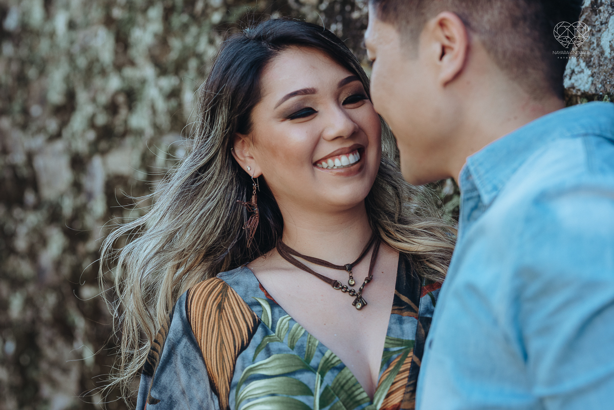 Ensaio pre wedding de casal japones niponico feito em itariri em sao paulo pela fotografa premiada nayara andrade. Noivo de camisa jeans e noiva de roupa florida