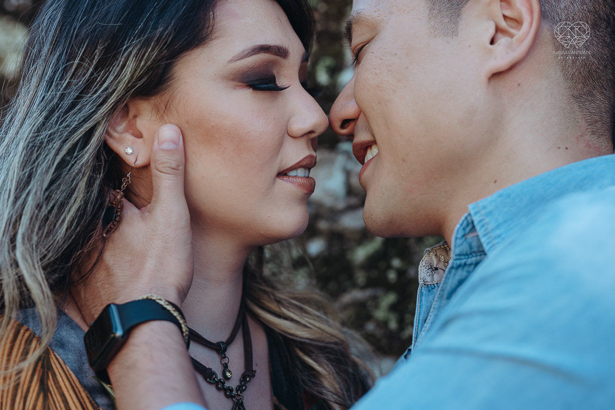 Ensaio pre wedding de casal japones niponico feito em itariri em sao paulo pela fotografa premiada nayara andrade. Noivo de camisa jeans e noiva de roupa florida