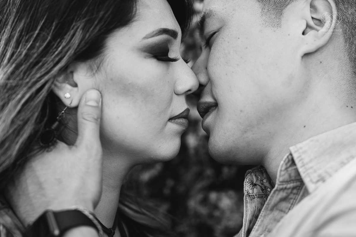 Ensaio pre wedding de casal japones niponico feito em itariri em sao paulo pela fotografa premiada nayara andrade. Noivo de camisa jeans e noiva de roupa florida