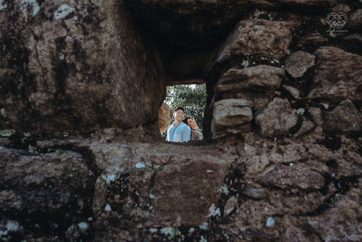 Ensaio pre wedding de casal japones niponico feito em itariri em sao paulo pela fotografa premiada nayara andrade. Noivo de camisa jeans e noiva de roupa florida