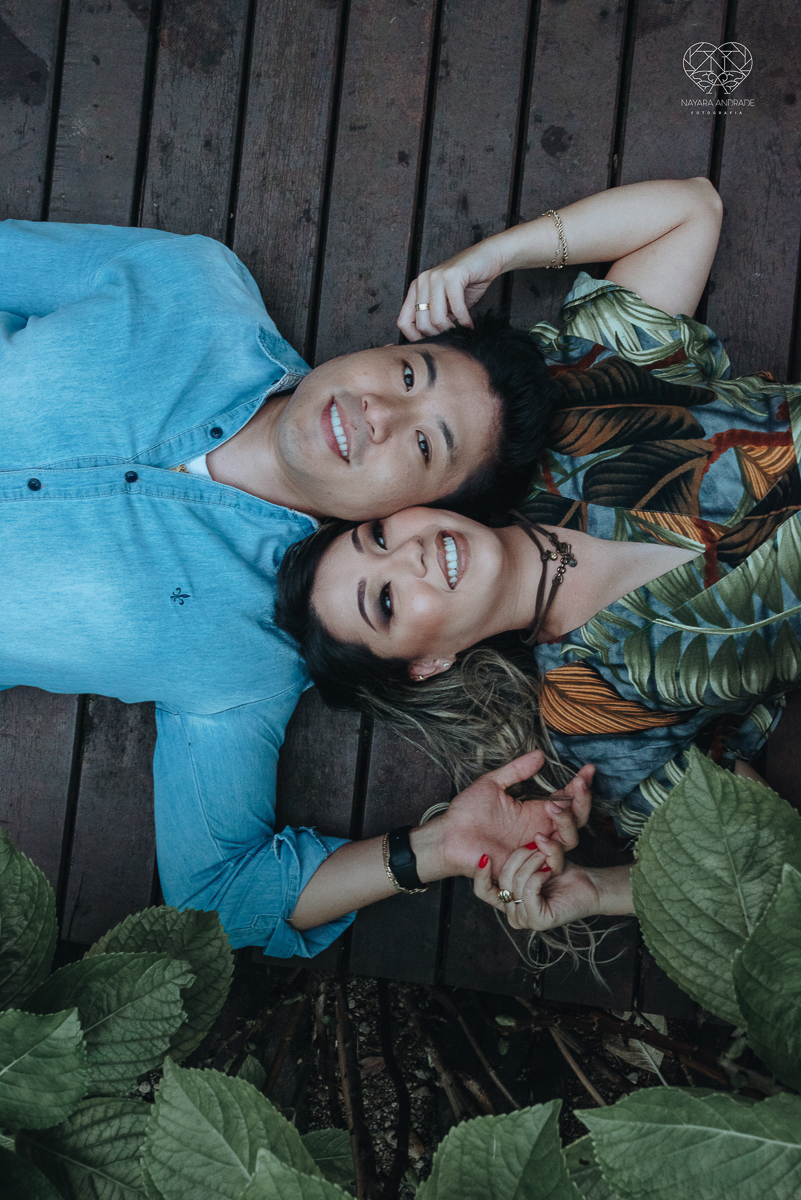 Ensaio pre wedding de casal japones niponico feito em itariri em sao paulo pela fotografa premiada nayara andrade. Noivo de camisa jeans e noiva de roupa florida