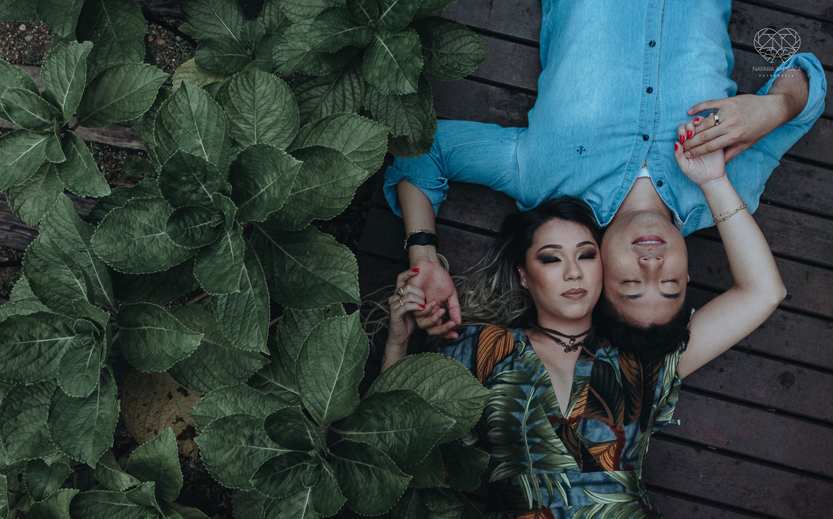Ensaio pre wedding de casal japones niponico feito em itariri em sao paulo pela fotografa premiada nayara andrade. Noivo de camisa jeans e noiva de roupa florida