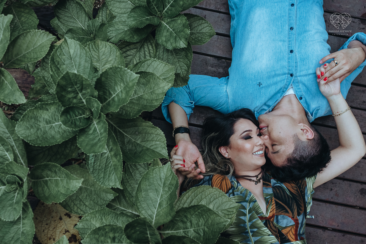 Ensaio pre wedding de casal japones niponico feito em itariri em sao paulo pela fotografa premiada nayara andrade. Noivo de camisa jeans e noiva de roupa florida