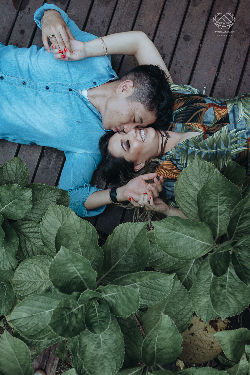 Ensaio pre wedding de casal japones niponico feito em itariri em sao paulo pela fotografa premiada nayara andrade. Noivo de camisa jeans e noiva de roupa florida