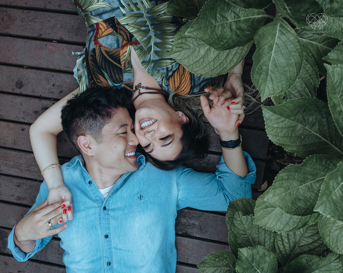 Ensaio pre wedding de casal japones niponico feito em itariri em sao paulo pela fotografa premiada nayara andrade. Noivo de camisa jeans e noiva de roupa florida