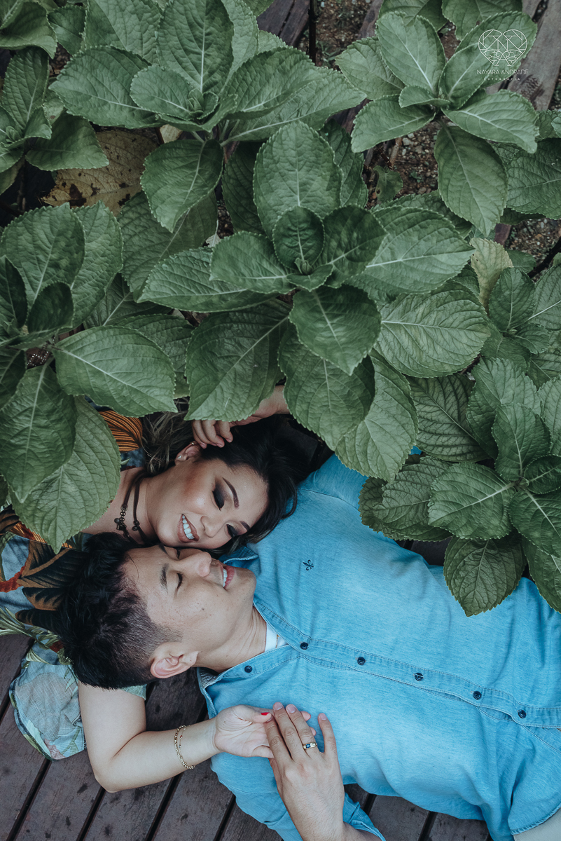 Ensaio pre wedding de casal japones niponico feito em itariri em sao paulo pela fotografa premiada nayara andrade. Noivo de camisa jeans e noiva de roupa florida
