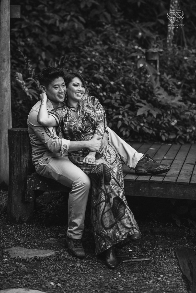 Ensaio pre wedding de casal japones niponico feito em itariri em sao paulo pela fotografa premiada nayara andrade. Noivo de camisa jeans e noiva de roupa florida