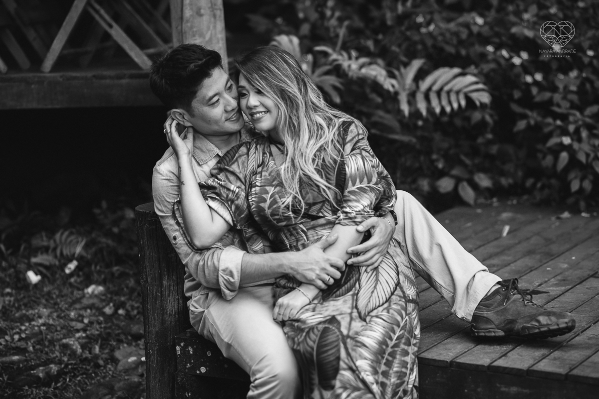 Ensaio pre wedding de casal japones niponico feito em itariri em sao paulo pela fotografa premiada nayara andrade. Noivo de camisa jeans e noiva de roupa floridaEnsaio pre wedding de casal japones niponico feito em itariri em sao paulo pela fotografa prem