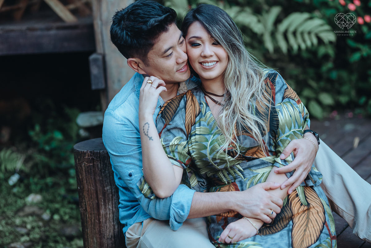 Ensaio pre wedding de casal japones niponico feito em itariri em sao paulo pela fotografa premiada nayara andrade. Noivo de camisa jeans e noiva de roupa florida