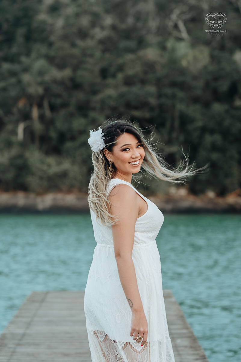 Ensaio pre wedding de casal japones niponico feito em itariri em sao paulo pela fotografa premiada nayara andrade. Noivo de camisa jeans e noiva de roupa florida